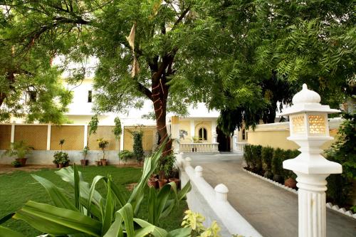 a white post in front of a yard with a house at Khatu Haveli in Jaipur