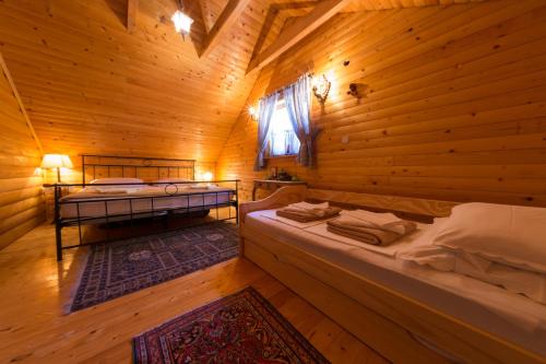 Un pat sau paturi într-o cameră la Liki Niki Spa