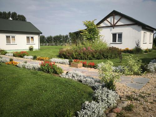 a garden in front of a house at Letnisko nad jeziorem in Skulsk