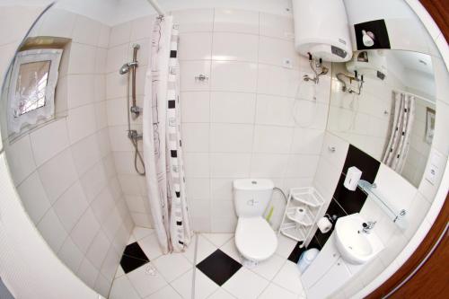 Phòng tắm tại Letnisko nad jeziorem
