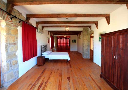 1 dormitorio con cama y cortina roja en Side Cottagehause, en Side