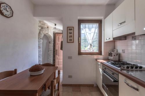 Кухня или мини-кухня в La casa in pietra
