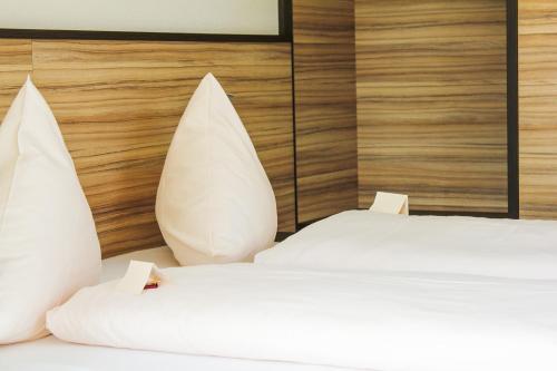 Ein Bett oder Betten in einem Zimmer der Unterkunft Ammerseehäuser