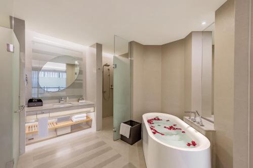 A bathroom at Huaqiang Plaza Hotel Shenzhen, Enjoy Complimentary Afternoon Tea & Mini Bar & Night Snack