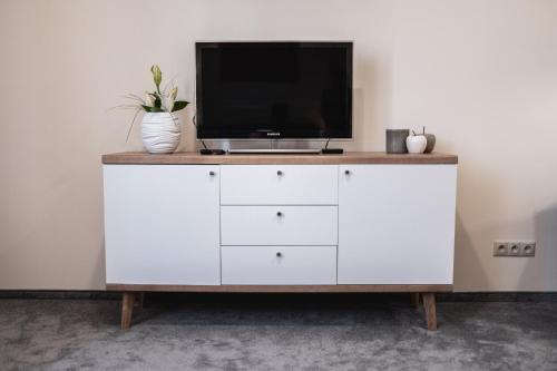 レビツェにあるApartmány na Bašteの白いドレッサー(テレビ付)
