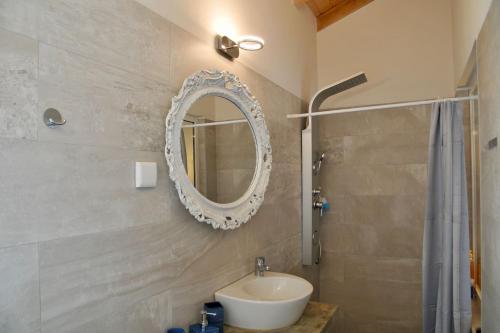 W łazience znajduje się umywalka i lustro. w obiekcie Cal Velho - Holiday Lodge w mieście São Luis