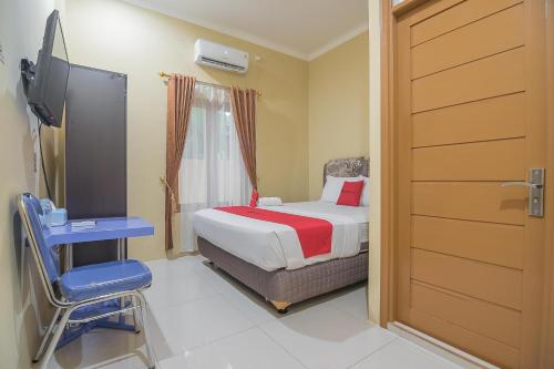 A bed or beds in a room at RedDoorz Plus near Syamsudin Noor Airport 3