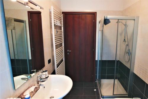 y baño con lavabo y ducha. en 'La Quercia' top floor flat, en Verona