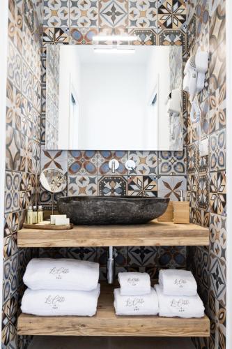 a bathroom with a sink and a mirror at Li Cetti in Lecce