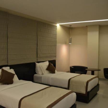 um quarto de hotel com duas camas e uma mesa em Vamoose Eco Paradise em Dzānak