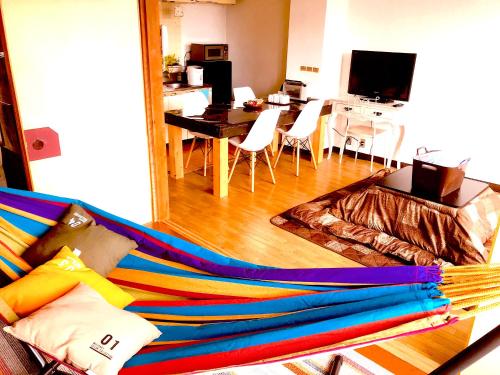 uma rede de descanso numa sala de estar com uma cozinha em Hokkaido Bed & Bagel em Eniwa