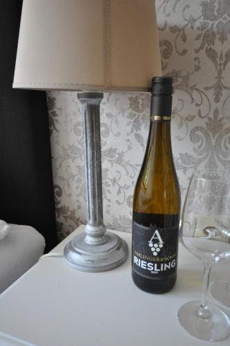 a bottle of wine sitting on a table next to a glass at Gästezimmer im Weingut Amlinger&Sohn in Neef
