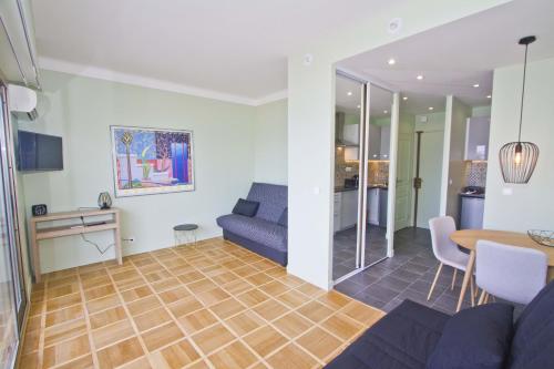 un salon avec un canapé et une table dans l'établissement PROMENADE HOLIDAY - SUFFREN BEACH, à Nice