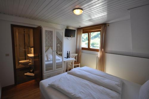 a bedroom with a bed and a bathroom with a window at Gästezimmer im Weingut Amlinger&Sohn in Neef