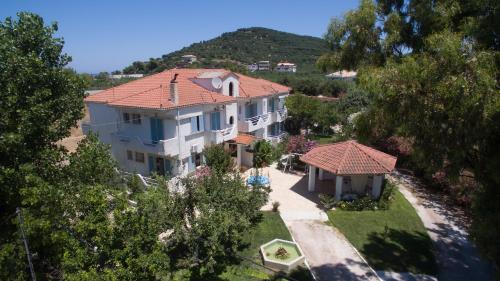an aerial view of a house with a roof at Hotel Villa Mantalena in Alikanas