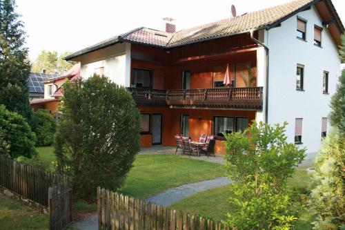 a large white house with a wooden fence at Ferienwohnung Maria in Nittenau