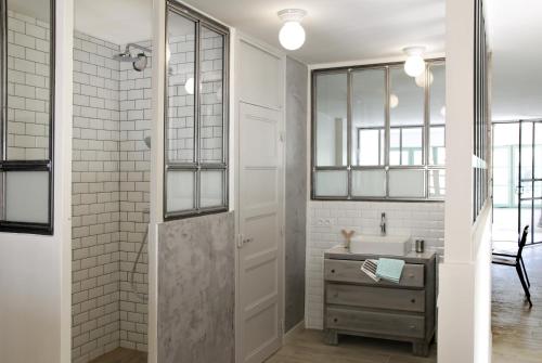 une salle de bain avec un lavabo et une douche dans l'établissement Maison de Maître Des-Sens, à Nyons