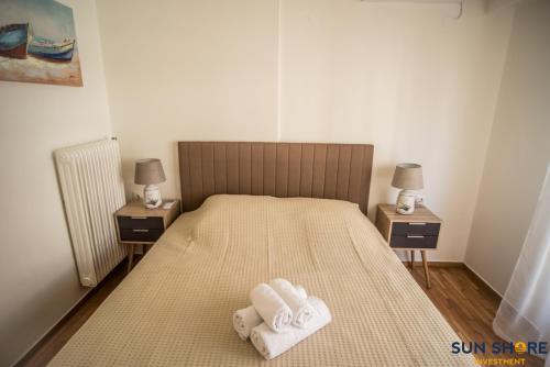 sypialnia z łóżkiem z dwoma ręcznikami w obiekcie Explore Greece from Close the Sea Apartment w Chalkidzie