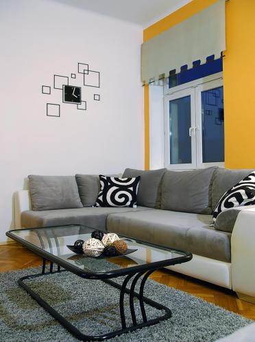 sala de estar con sofá y mesa de cristal en Spacious apartment in the heart of Krakow, en Cracovia