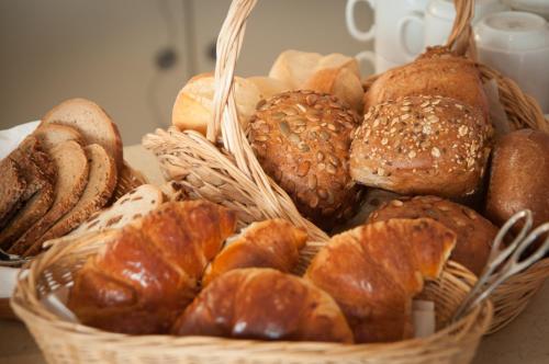 a basket filled with lots of different types of bread at also-Hotel an der Hardt in Wuppertal