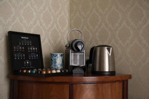a desk with a radio and a coffee maker on it at De Carper in Middelburg