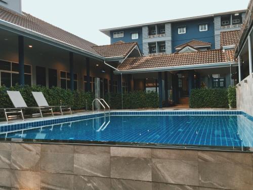 チャンタブリーにあるBlue Bed Hotelの建物の前のプール