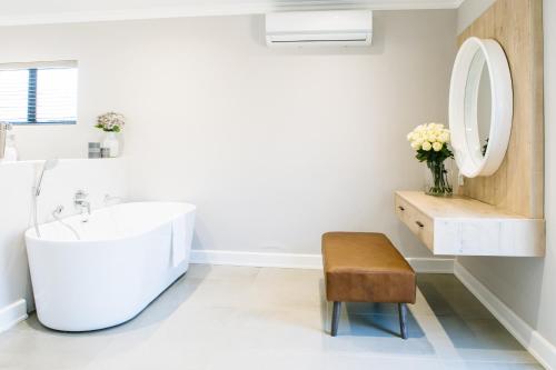 Ένα μπάνιο στο 30 on Whites Guesthouse