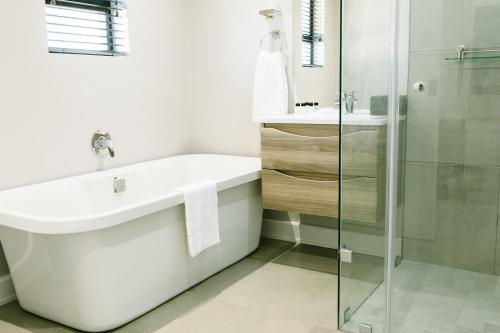 Ένα μπάνιο στο 30 on Whites Guesthouse