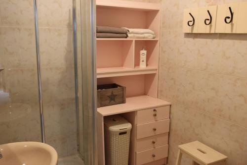 モカナルにあるBarlovento 41のバスルーム(シャワー、トイレ、シンク付)