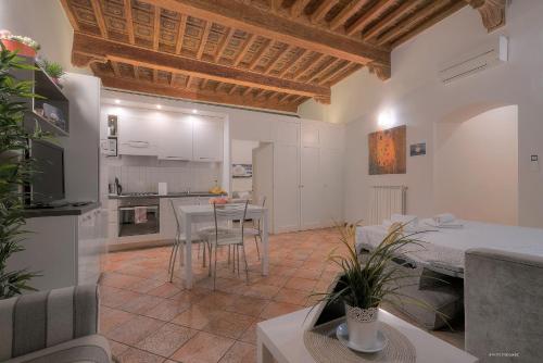 cocina y sala de estar con mesa y sillas en Wine Apartments Florence Moscato, en Florencia