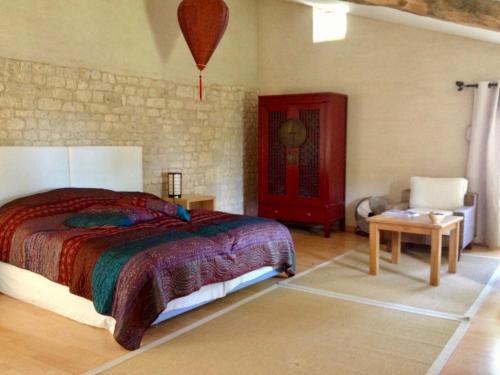 1 dormitorio con 1 cama, 1 mesa y 1 silla en Villa Mas, en Cestayrols