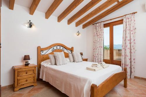 1 dormitorio con cama y ventana en Finca CAS GENERAL, en Santa Eugènia