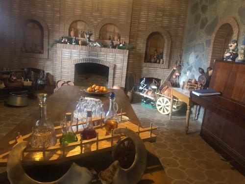 - un salon avec une table et une cheminée dans l'établissement Tsinandali Edem - Tsinandlis Edemi - Цинандали Эдем, à Tsinandali