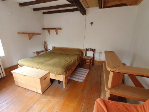 1 dormitorio con cama y escritorio de madera en Casa in sasso - Pietra di Bismantova, en Castelnovo neʼ Monti