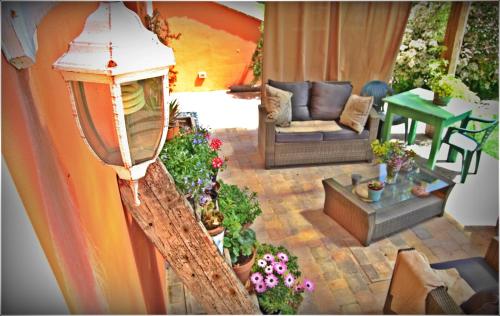 an aerial view of a patio with plants at Il Cantuccio in Cascina