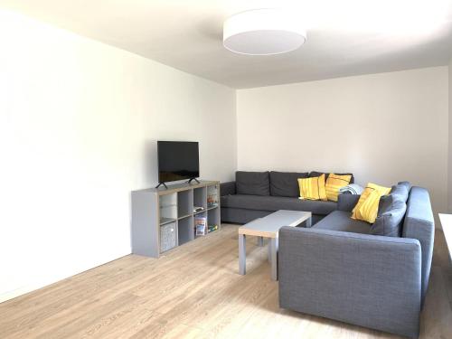 sala de estar con sofá y TV en Haus Plüschmors en Garding