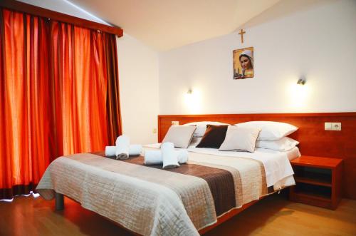 Ένα ή περισσότερα κρεβάτια σε δωμάτιο στο Hotel Quattro Medjugorje