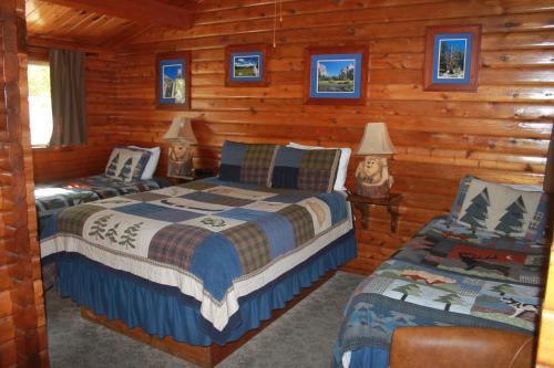 1 Schlafzimmer mit 2 Betten in einem Blockhaus in der Unterkunft Virginia Creek Settlement in Bridgeport