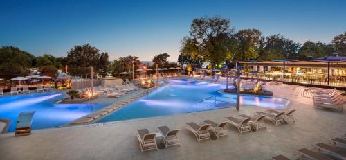 duży basen z leżakami i ośrodek w obiekcie Aminess Planet Camping Holiday Homes Maravea w mieście Novigrad