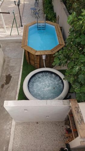 - des toilettes avec une piscine en haut dans l'établissement Maison de Village Atypique 8-10 pers, à Saint-Gervasy