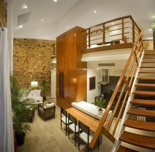 een trap in een woonkamer met een trapkast bij Amazing SUITE in Casco Antiguo in Panama-Stad