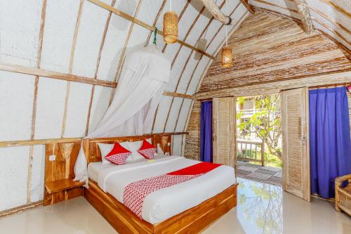 1 dormitorio con 1 cama en una habitación en Biba Beach Village en Gili Air