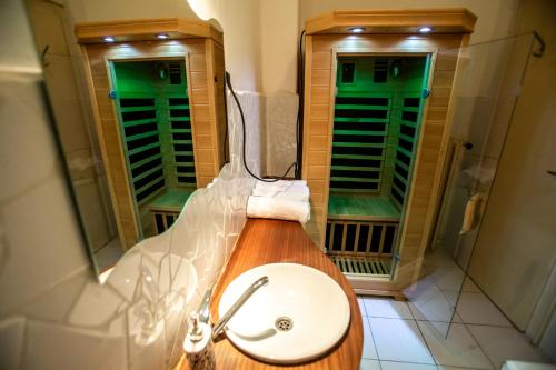uma casa de banho com um lavatório, um chuveiro e um WC. em TOP LOCATION BUDAPEST em Budapeste