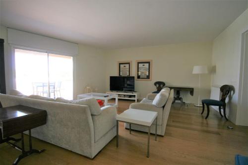 Modern Apartment in Luxurious Condominium