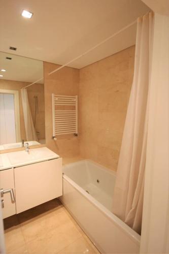Modern Apartment in Luxurious Condominium