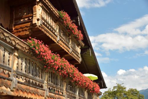 un edificio con flores en un balcón con un frisbee en Reiterhof Suassbauer, en St. Wolfgang