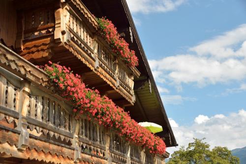 a building with flowers on a balcony with a frisbee at Reiterhof Suassbauer in St. Wolfgang