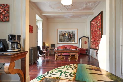 a living room with a couch and a table at Ninho Salino in Cascais