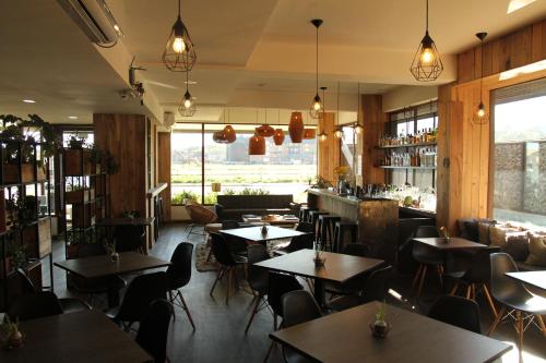 Ein Restaurant oder anderes Speiselokal in der Unterkunft Hotel Umawue 