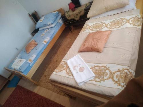 ein Schlafzimmer mit 2 Betten mit Kissen darauf in der Unterkunft Apartman Ana in Livno